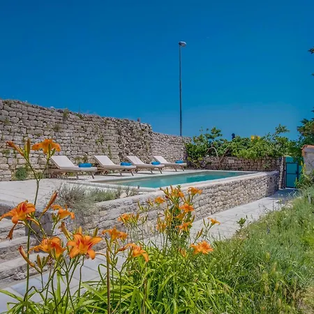 Dom wakacyjny Amazing home in Osor w/ Outdoor swimming pool, Jacuzzi&3 Bedrooms Osor