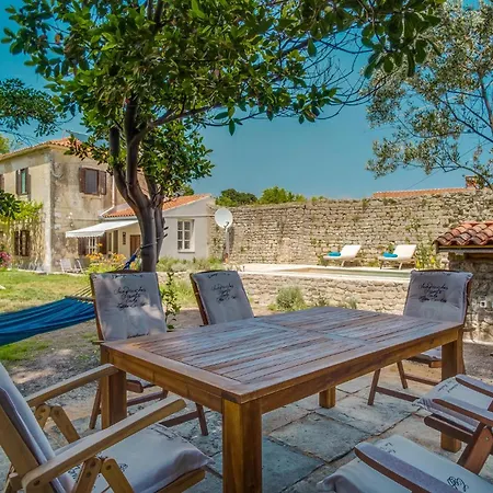 Amazing home in Osor w/ Outdoor swimming pool, Jacuzzi&3 Bedrooms * Osor
