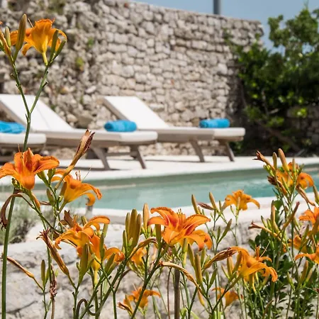 Amazing home in Osor w/ Outdoor swimming pool, Jacuzzi&3 Bedrooms Dom wakacyjny *
