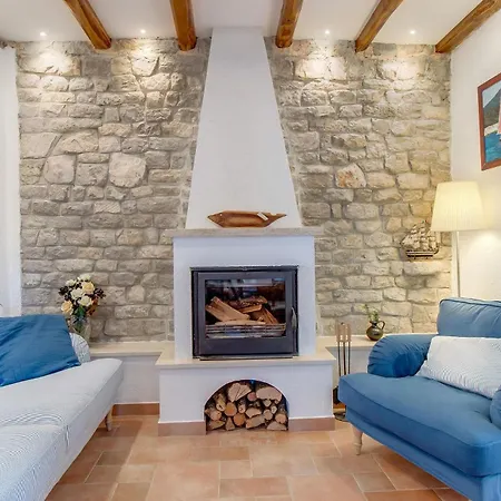 Amazing home in Osor w/ Outdoor swimming pool, Jacuzzi&3 Bedrooms Dom wakacyjny